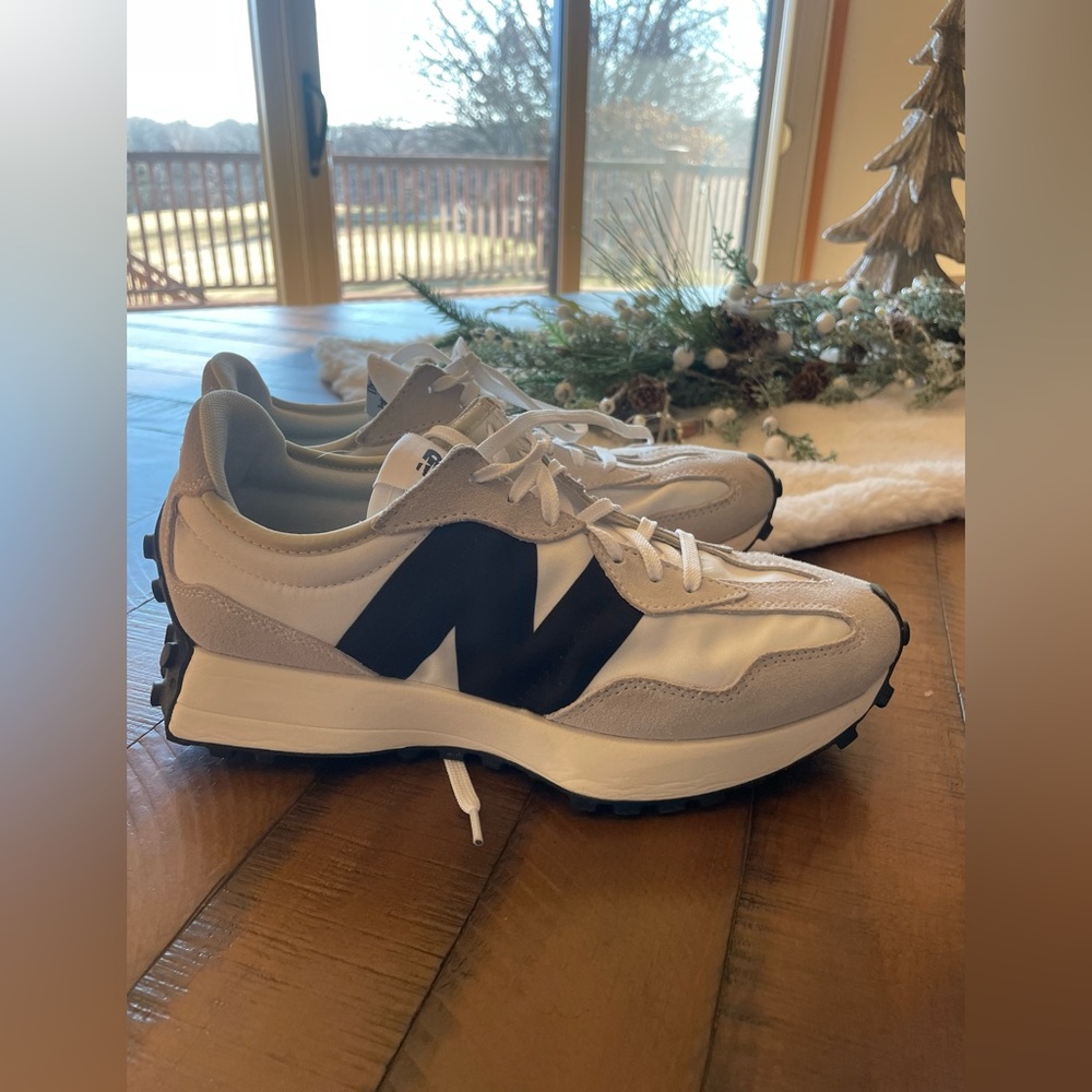 New Balance Women's 327 Shoes